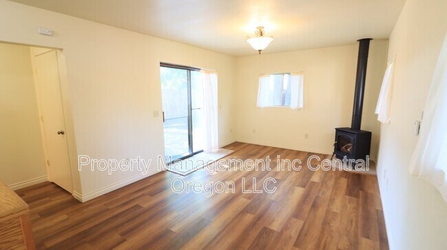 Building Photo - 524 NE Olney Ave