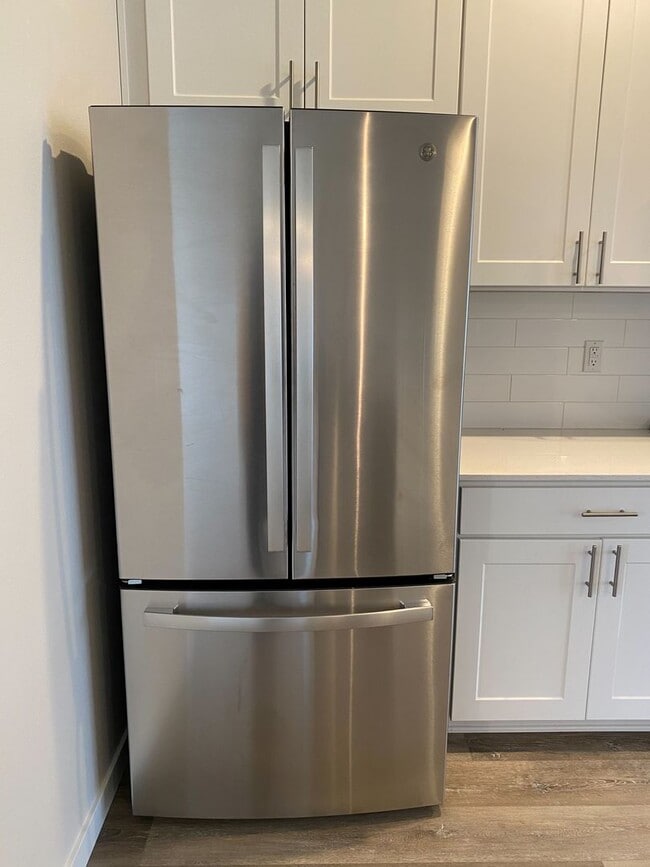 Building Photo - Modern 3 Bedroom, 3 Bath Townhome with 2-C...