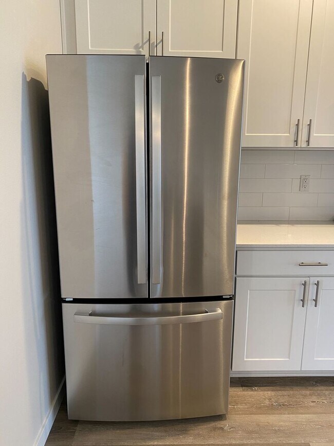 Building Photo - Modern 3 Bedroom, 3 Bath Townhome with 2-Car Garage!