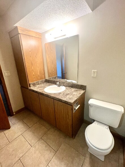 Building Photo - 5120 Emerald Dr