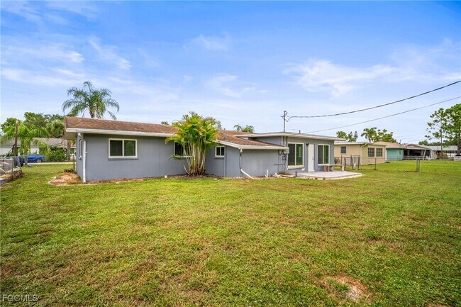 Building Photo - 2210 Parkview Dr