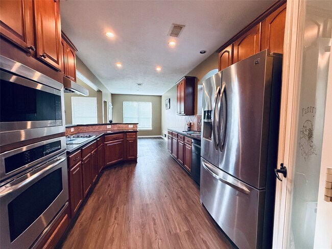 Building Photo - 4442 Chestnut Cir