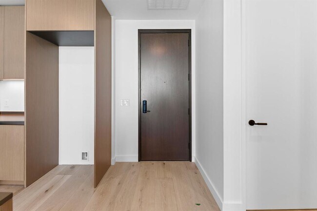 Building Photo - 610 Davis St