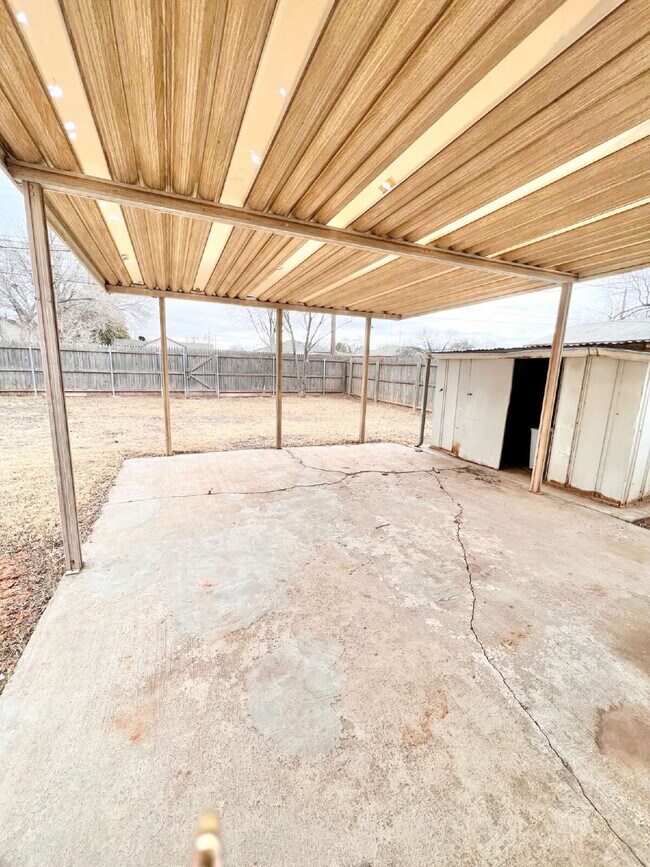 Building Photo - "Charming 3-Bedroom Home with 2 Baths in Lubbock's Heart – 1277 Sq Ft of Comfort!"