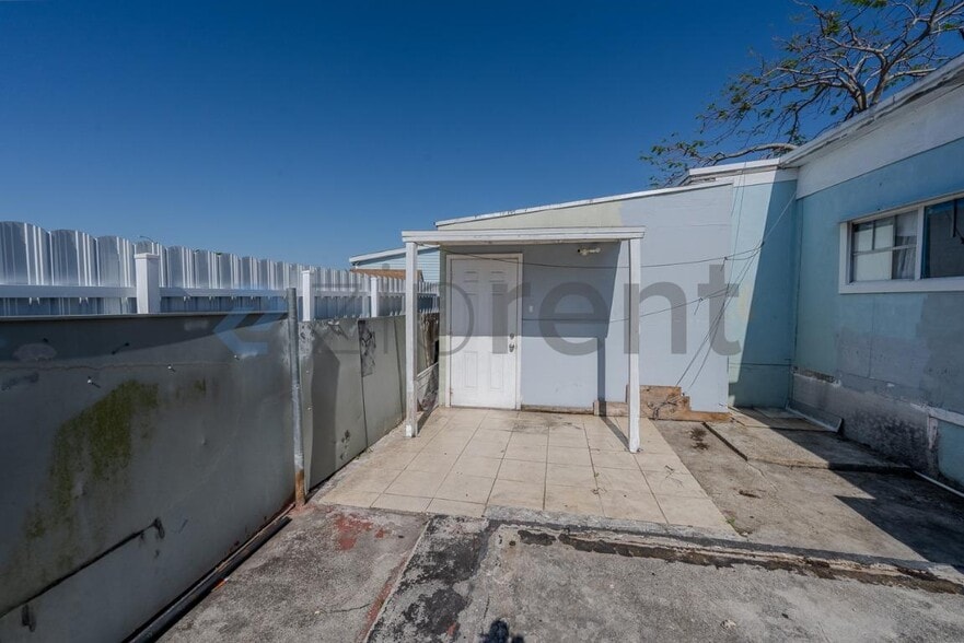 Building Photo - Unit