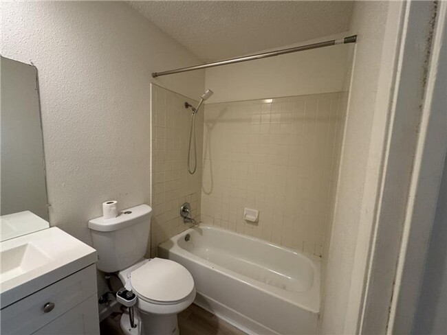 Building Photo - Beautiful and Stylish 3 bedroom & 2 bathroom