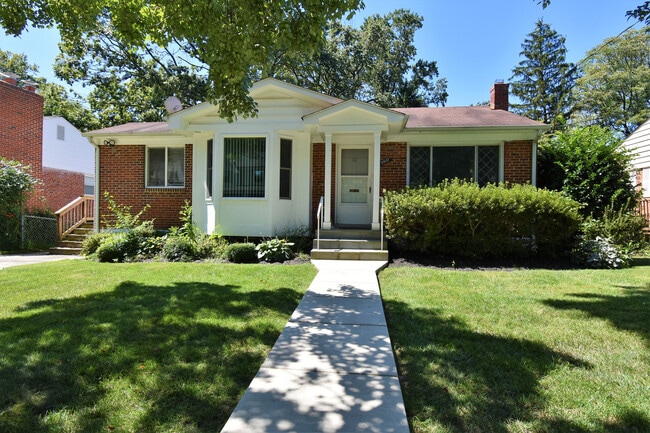 Primary Photo - Fantastic 4 Bedroom, 3 Full Bathroom, Clos...