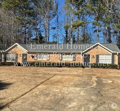 Building Photo - 2 bedroom 1 bath ranch with hardwood floor...