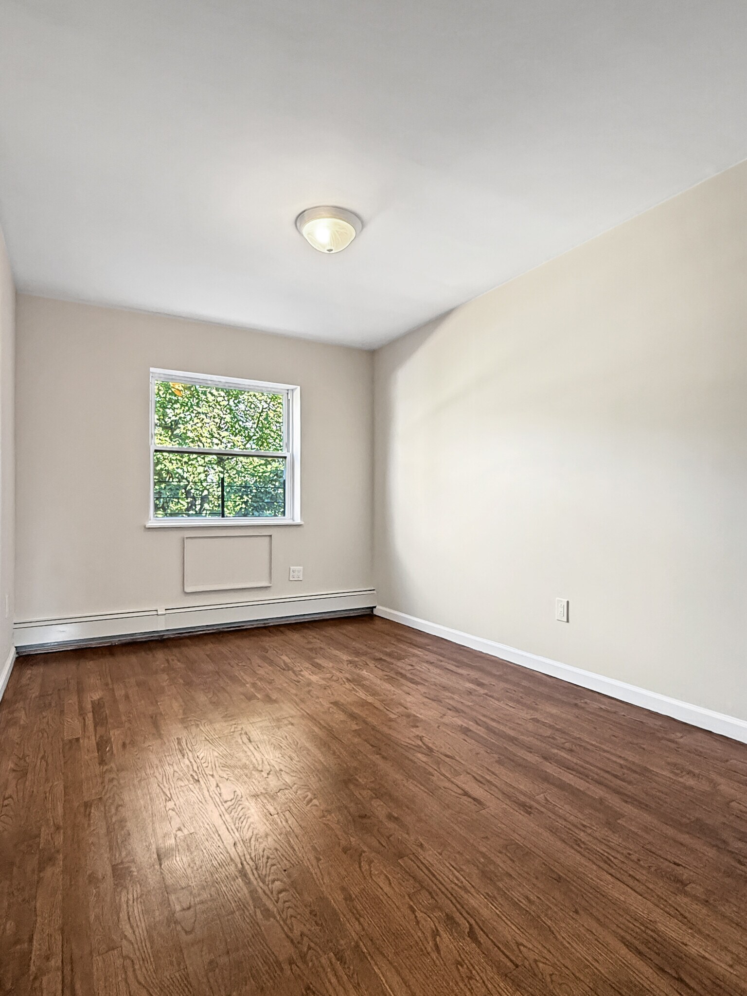 Queen size bedroom - 495 Maple St