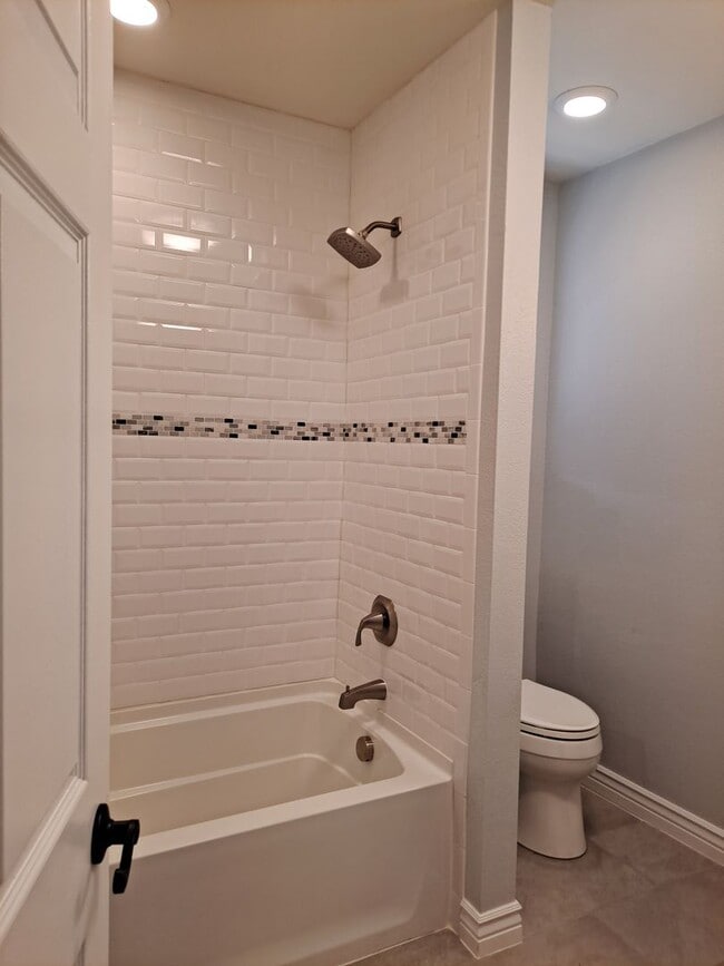 Building Photo - ALL PROSPECTIVE TENANTS MUST SUBMIT A $58 ...