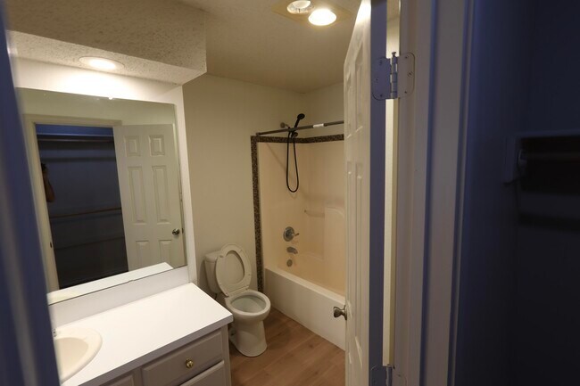 Building Photo - 811 Ironton Dr