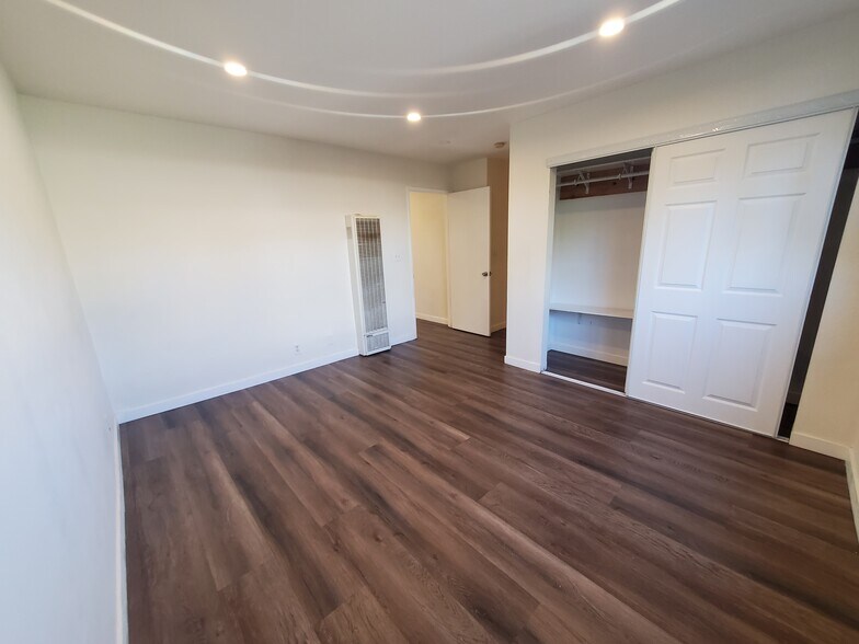 Building Photo - 8641 Glenoaks Blvd