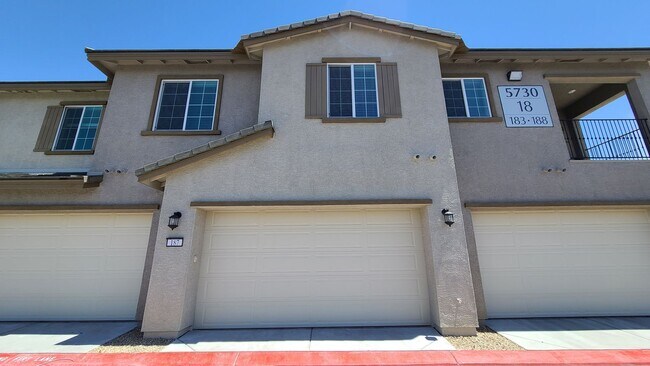 Building Photo - 3 Bedroom 3 Bath Townhouse