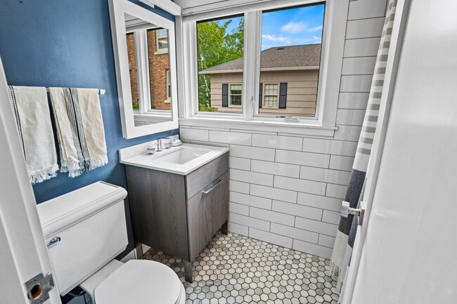 Building Photo - 5843 N Maitland Ct