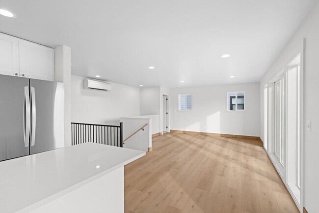 Building Photo - 865 9th St W