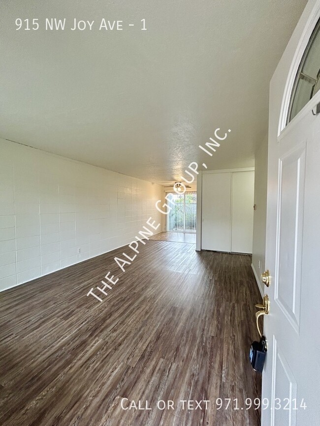 Building Photo - Single Level, 2 Bedroom by Cornell/NW Murr...