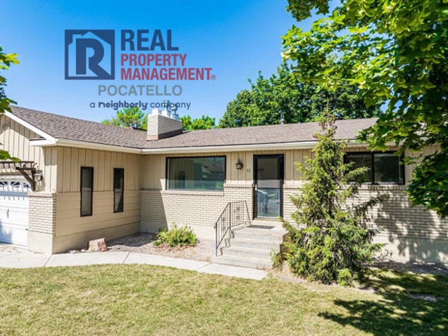 Building Photo - 5 Bedroom Home - University Area - Must See - Pet (dog) Negotiable