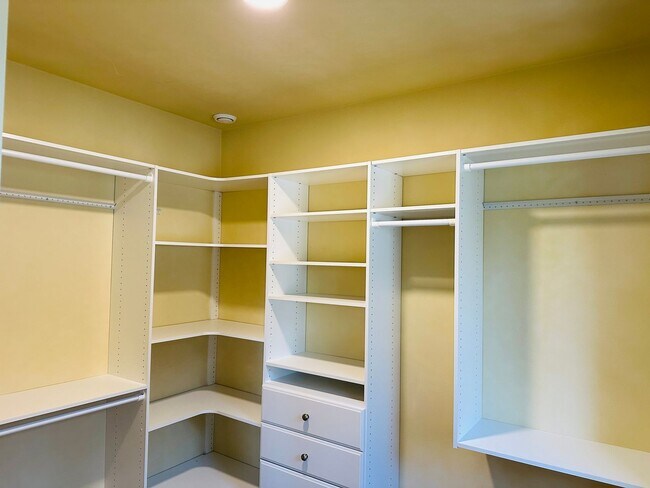 Building Photo - 605 Alderson Ave