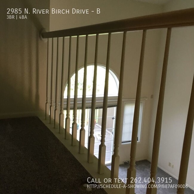 Building Photo - Huge condo with 2 car garage!