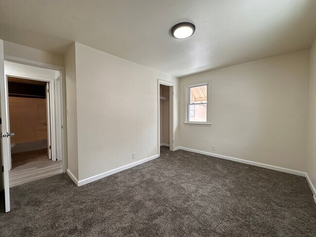 Building Photo - Recently Renovated 3 Bedroom 1 Bath Single Family Home!