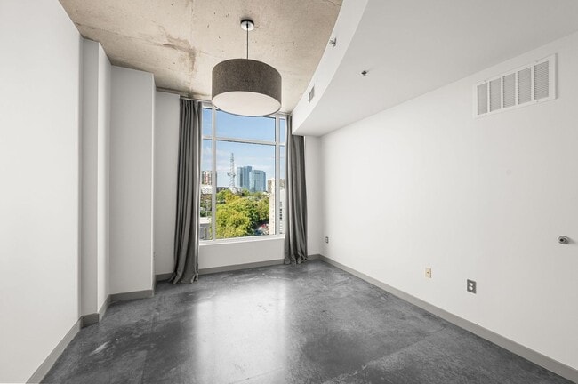 Building Photo - Awesome 1BE/1BA Condo in the Gulch w/2-res...