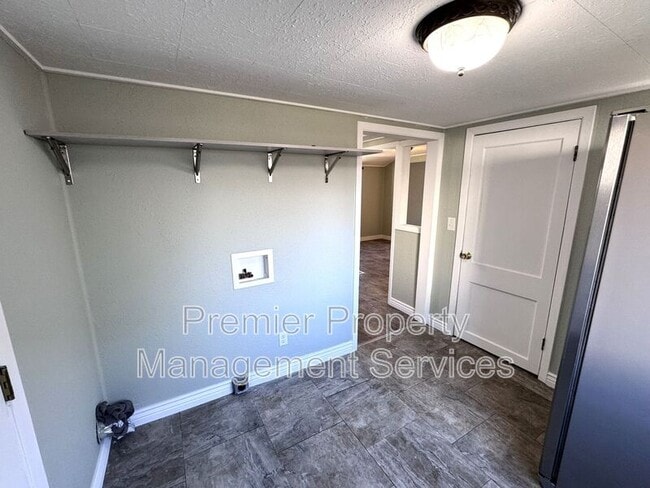 Building Photo - 427 Miles Ave