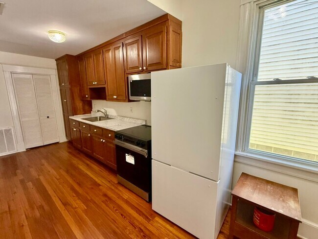 Building Photo - Spacious 3BR / 2BA apartment with ensuite bath and in-unit laundry