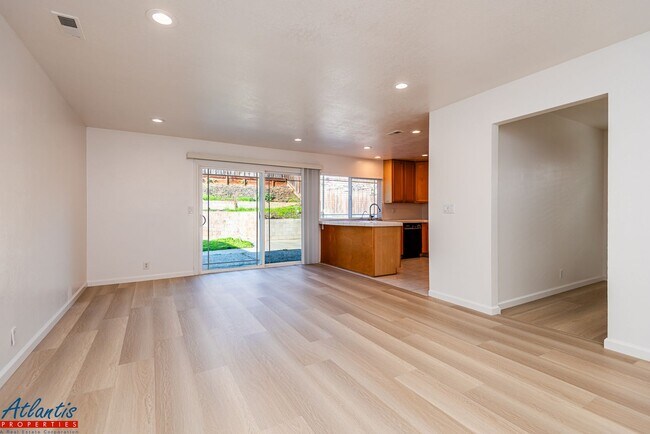 Building Photo - Beautiful & Spacious Home | LVP Flooring |...