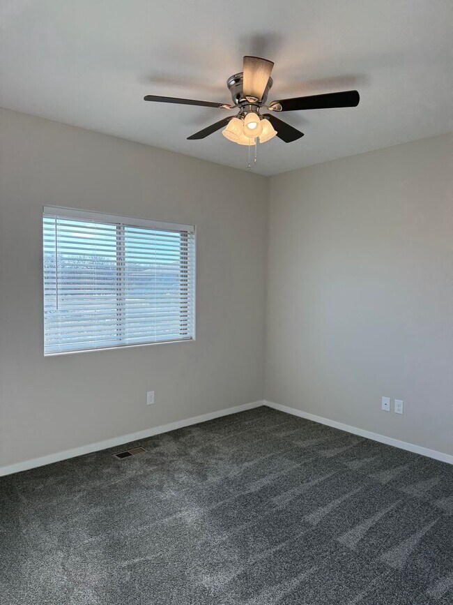 Building Photo - 3 bed/3bath ranch townhome in North Lincoln