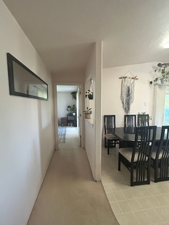 Building Photo - 3 bed 2 bath home in a great neighborhood