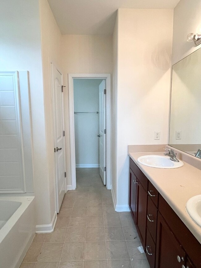 Building Photo - 3 Bedroom, 1 bath, with fenced in backyard...