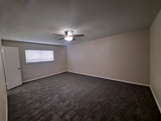 Building Photo - Move In Ready!  3/2/2 Great Location