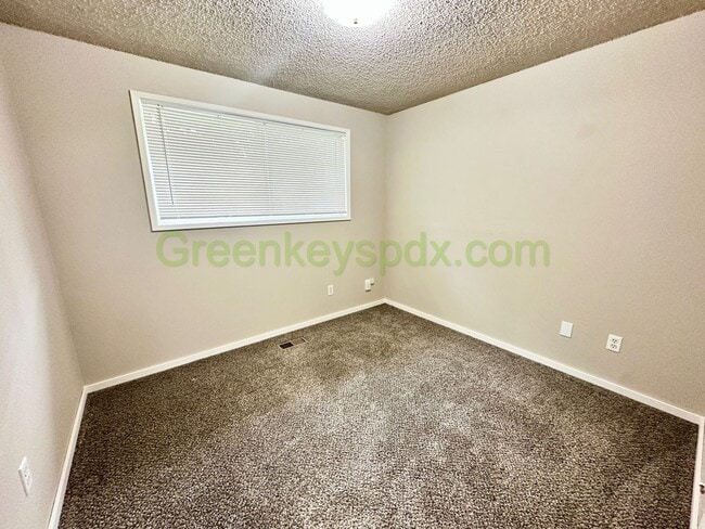 Building Photo - Beautiful Milwaukie 3 Bedroom