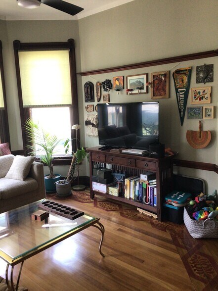 side room - 212 S Albany St