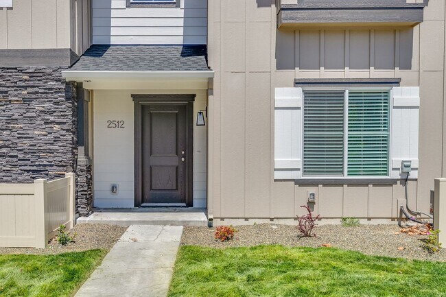 Now Leasing this Meridian Townhome! Great... - Now Leasing this Meridian Townhome!  Great...