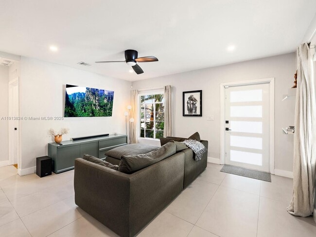 Building Photo - 1009 NW 11th Ct