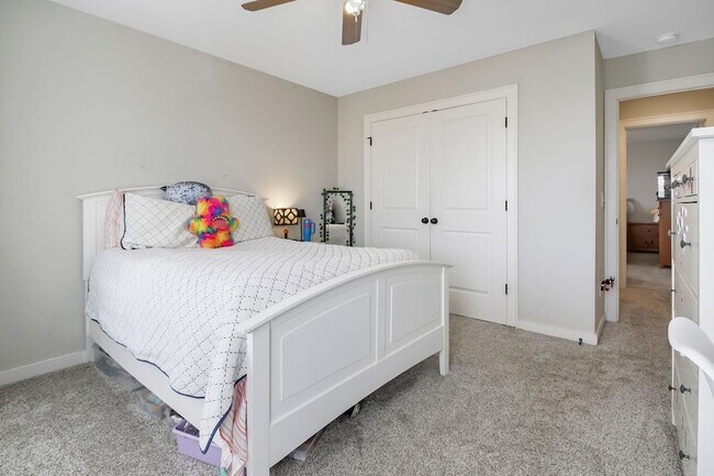 Building Photo - 647 Sire Ave