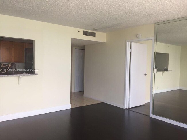 Building Photo - 7601 E Treasure Dr