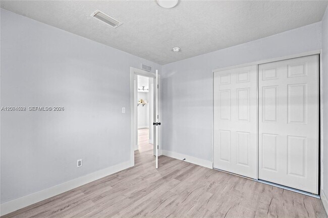 Building Photo - 5621 SW 38th Ct