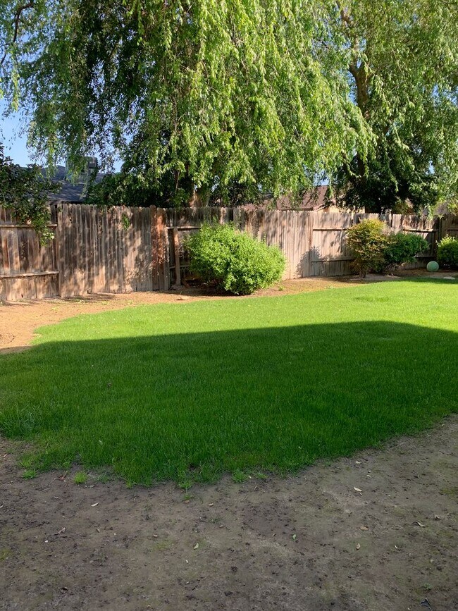 Building Photo - Campus Park Home