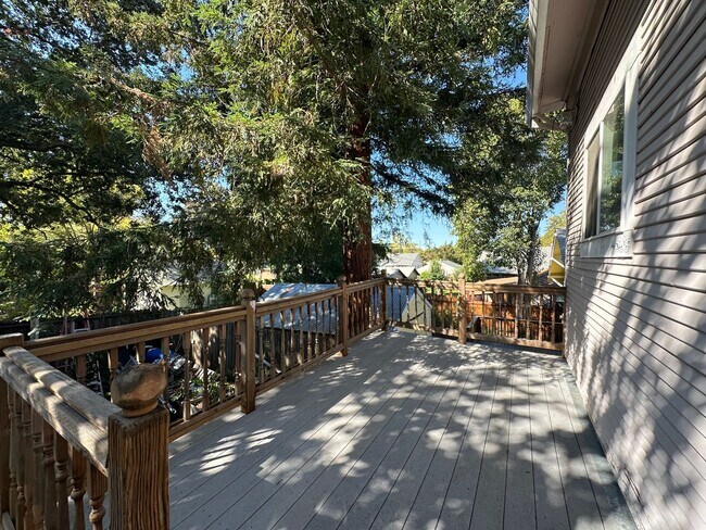 Building Photo - Upstairs 2 Bedroom - Near UCD Med Center