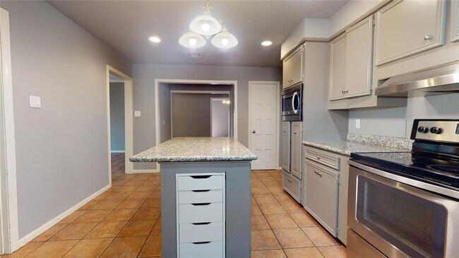 Building Photo - 12618 Misty Valley Dr