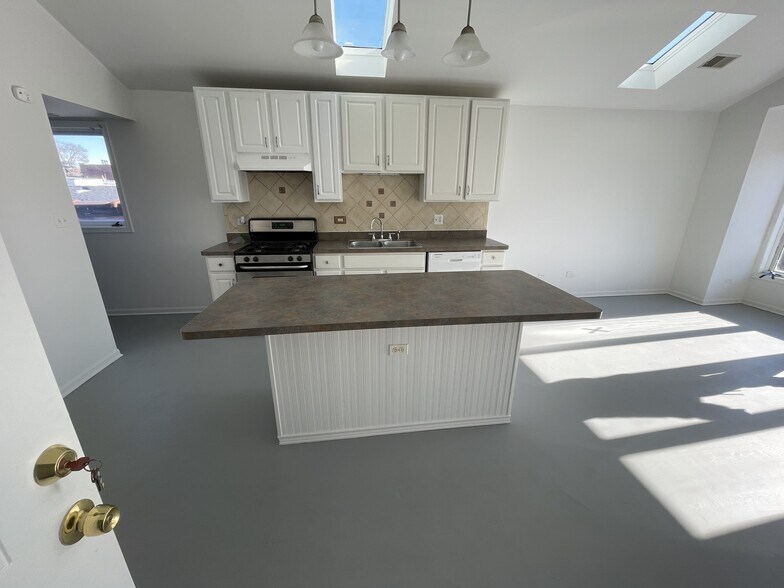 Building Photo - 2448 W Grenshaw St