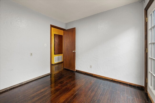 Building Photo - 19 E Wayne Ave