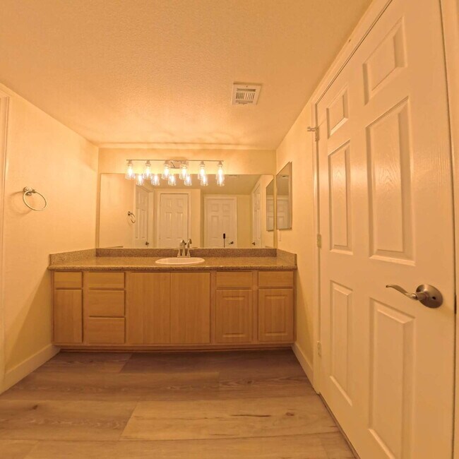Building Photo - Charming 2nd Floor Unit In Gated Community!