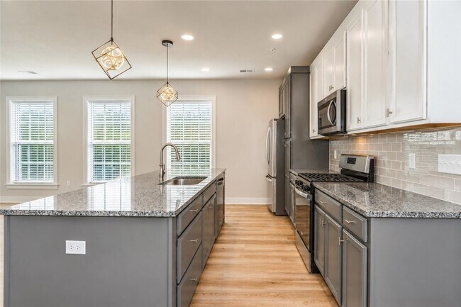 Building Photo - 701 Halcyon Ln