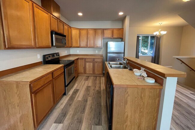 Building Photo - Nice Modern Townhouse Available Now!!