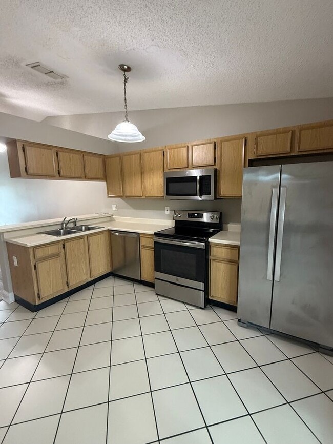 Building Photo - Stylish 2-Bedroom, 2-Bath Home in the Hear...