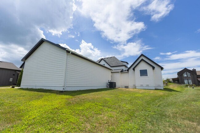 Building Photo - Executive Property located in Republic with a "furnished option" Don't miss this showstopper!!