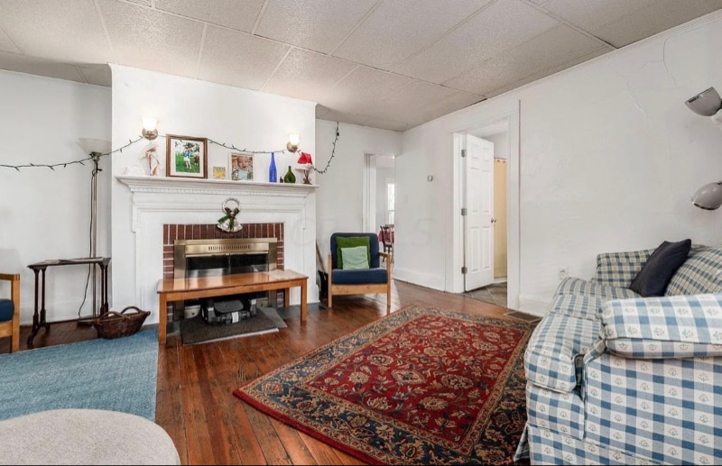 Building Photo - 453 Burg St